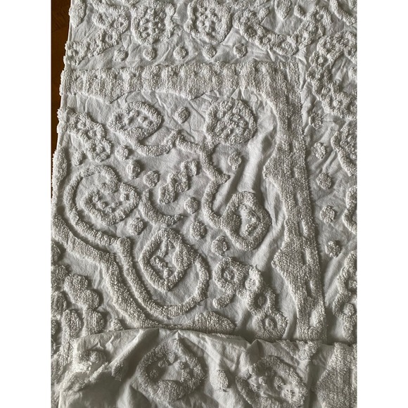 Columbine Cody Home Collection white chenille bedspread fringe full bed - Picture 5 of 12